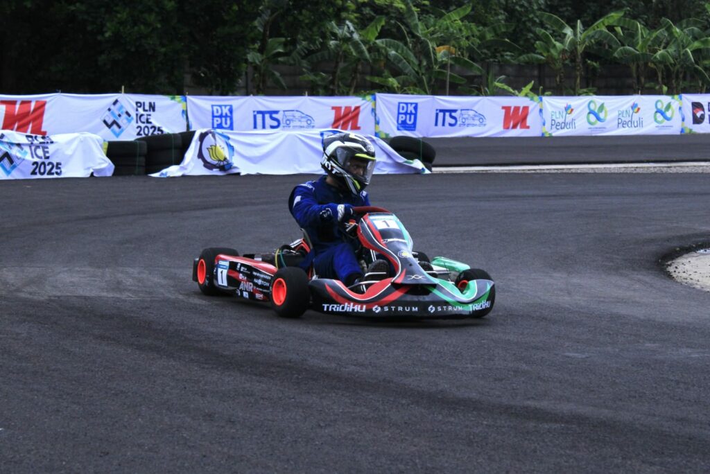 Salah satu mobil gokart dari ITS Anargya EV Kart saat melaju dalam Kompetisi Gokart Listrik PLN ICE 2025 di Sirkuit ITS