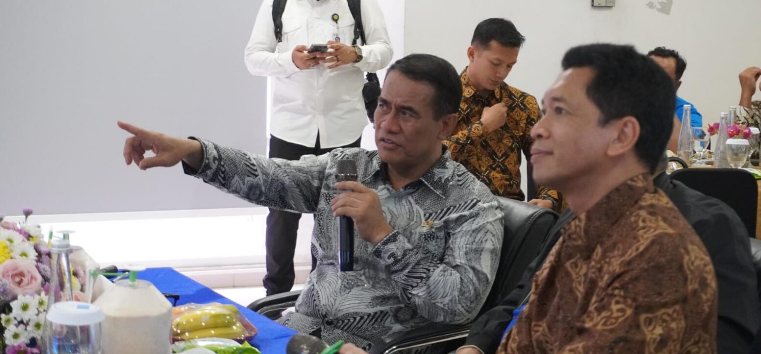 Menteri Pertanian RI Dr Ir H Andi Amran Sulaiman MP (pegang mic) bersama Rektor ITS Prof Dr (HC) Ir Bambang Pramujati ST MSc Eng PhD saat berdiskusi mengenai urgensi transformasi pertanian modern