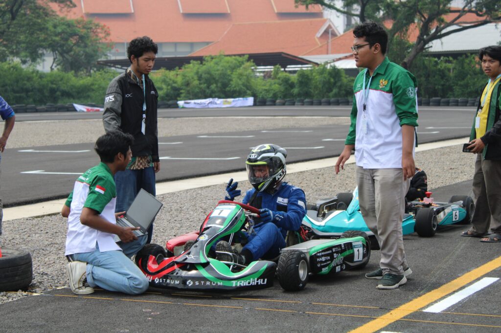 Tim Anargya ITS saat melakukan kegiatan pemanasan di Sirkuit ITS