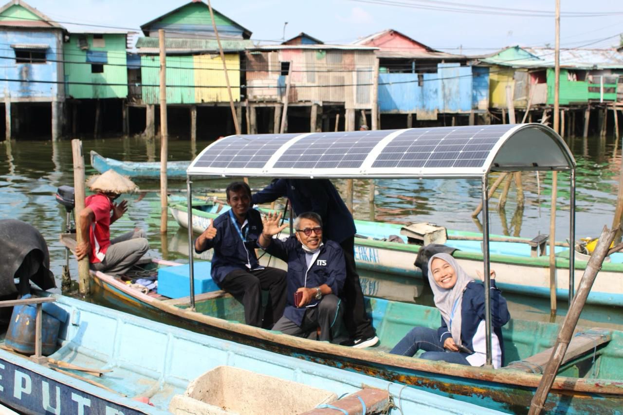 Tim abmas ITS saat menaiki perahu tempel listrik bertenaga sel surya di kawasan Sontoh laut, Surabaya