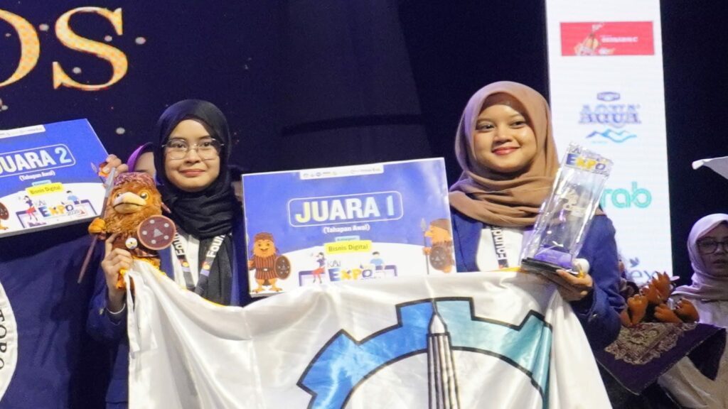 (dari kiri) Isaura Qinthara Heriswan dan Talitha Firyal Ghina Nuha dari Tim FounderHub ITS yang berhasil meraih Juara I kategori Bisnis Digital Tahap Awal di KMI Expo XVI