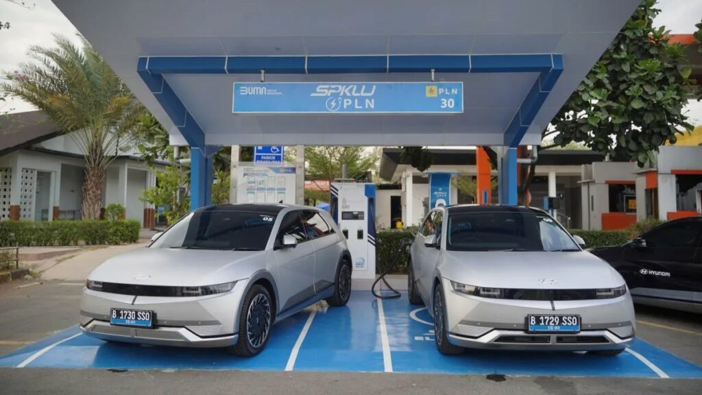 Mobil listrik sedang mengisi baterai di Stasiun Pengisian Kendaraan Listrik Umum (sumber: Antara/HO)