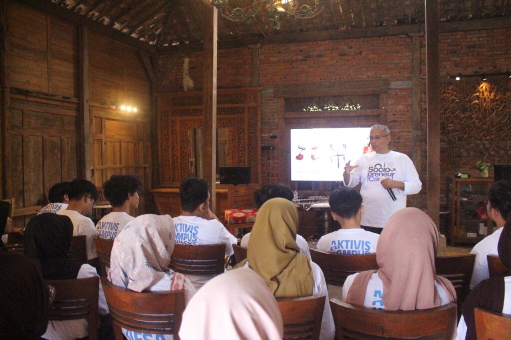 Penyampaian materi pengantar sociopreneur yang disampaikan oleh Kepala PSPI-KP ITS Dr Ir Arman Hakim Nasution MEng kepada para peserta Sociopreneur Camp 2025