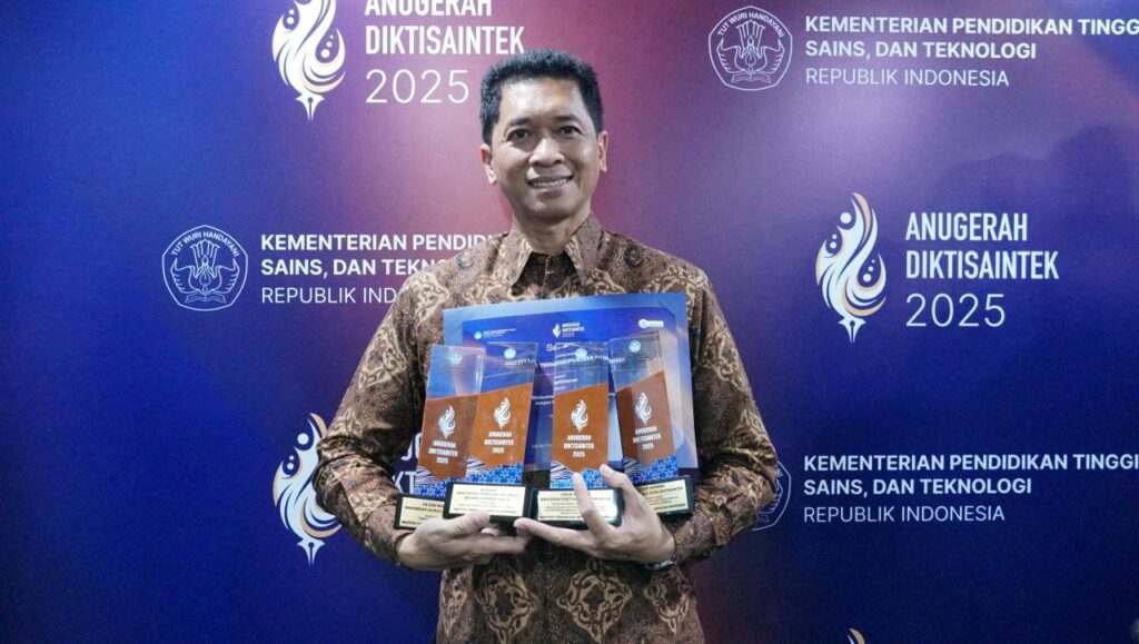 Rektor ITS Prof Dr (HC) Ir Bambang Pramujati ST MScEng PhD membawa piagam penghargaan Anugrah Diktisaintek 2025 yang diperoleh ITS