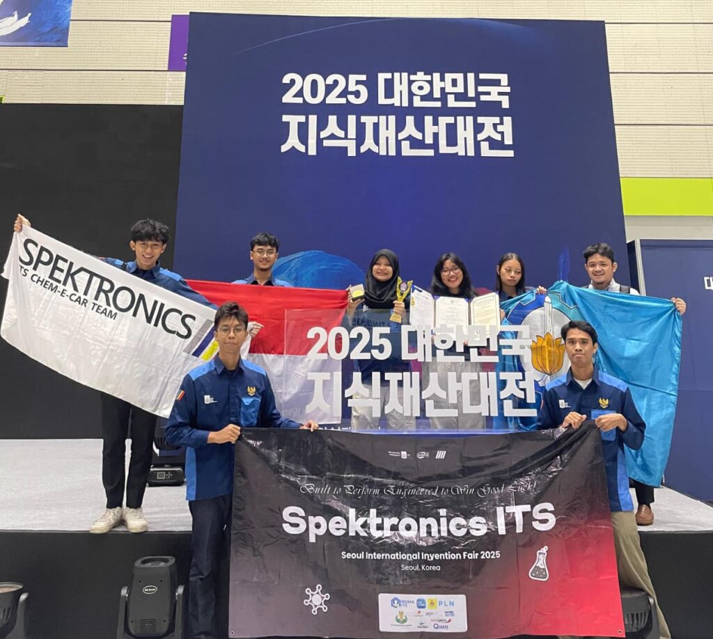 Wajah penuh bangga dari tim Spektronics ITS saat meraih Gold Prize serta dua penghargaan khusus yang berhasil dibawa pulang ke Tanah Air