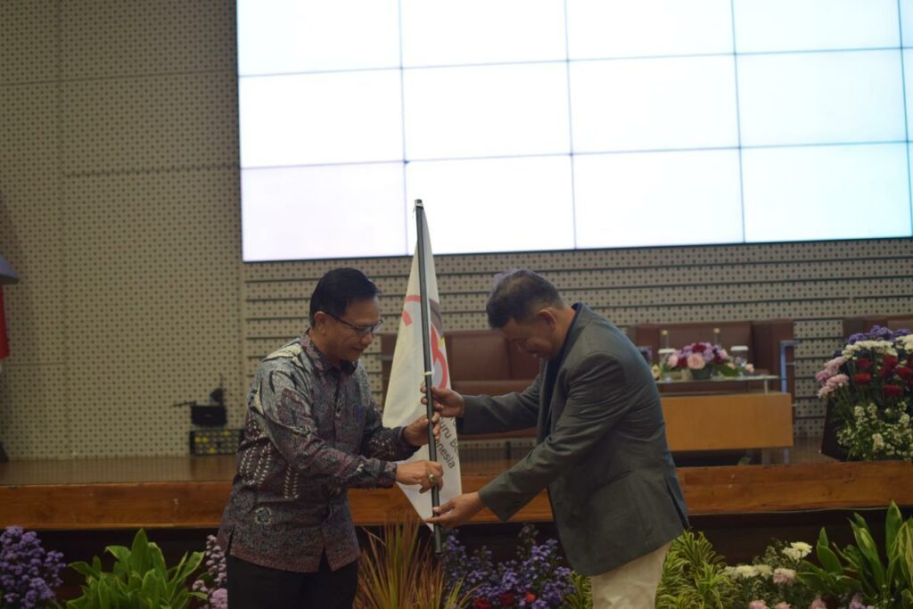 Prosesi serah terima jabatan Ketua Umum FDGBI dari Prof Dr Ir Abubakar Karim MS kepada Prof Dr Ir Imam Robandi MT IPU sebagai simbol pergantian kepemimpinan FDGBI periode 2025–2027.