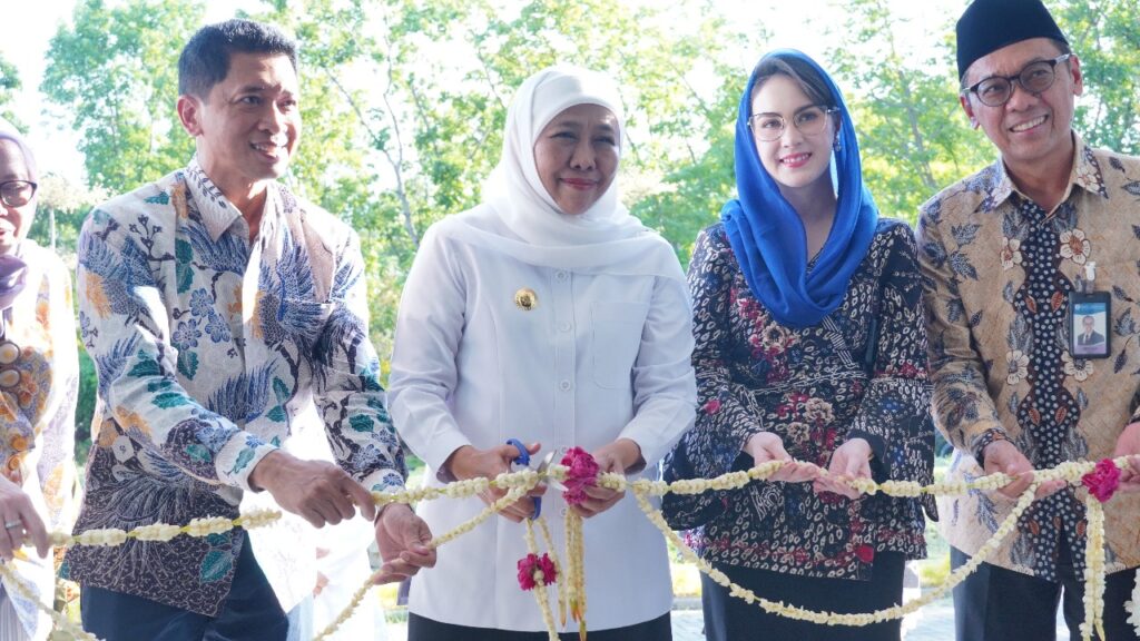 Prosesi penandatanganan prasasti peresmian Gedung OPOP-TC ITS oleh Gubernur Jawa Timur Dr (HC) Dra Hj Khofifah Indar Parawansa MSi (baju putih)
