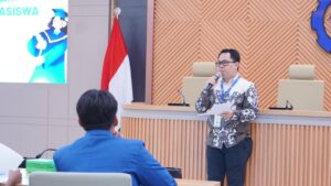 Ahmad Syahrullah selaku perwakilan CSR Bayan Peduli saat memberikan arahan kepada para penerima beasiswa