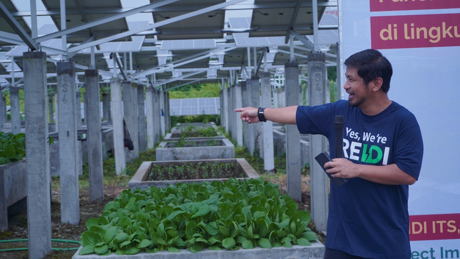 Director of Research and Community Service (DRPM) at ITS, Fadlilatul Taufany, S.T., Ph.D., explaining the REIDI smart agrivoltaic concept.