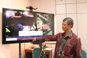 Head of ITS Business Statistics Department Brodjol Sutijo SU MSi explains facilities supporting the ITS Vocational Investment Gallery