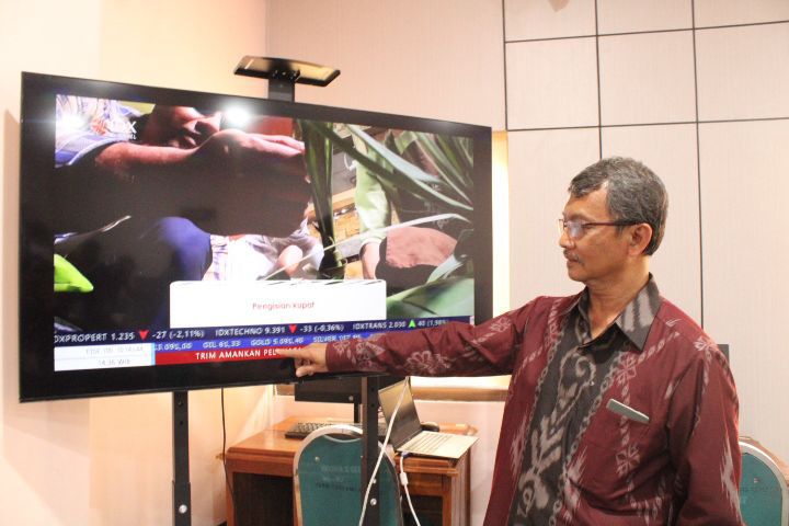 Kepala Departemen Statistika Bisnis ITS Brodjol Sutijo SU MSi menjelaskan beberapa fasilitas dalam mendukung Galeri Investasi Vokasi ITS