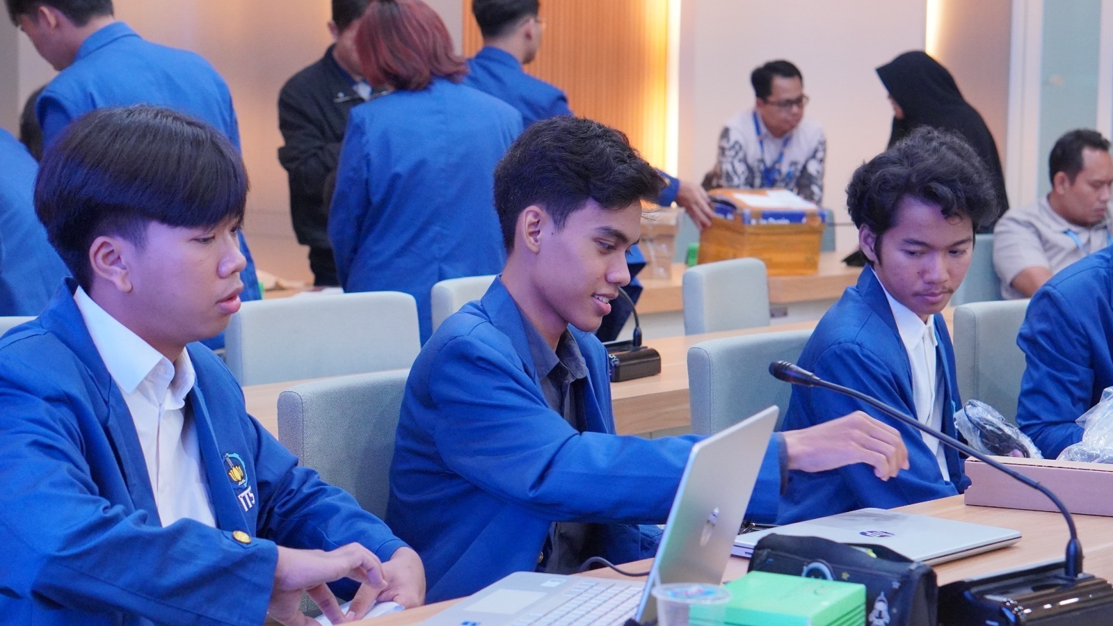 Para mahasiswa ITS penerima beasiswa saat melakukan pengecekan unit laptop dari beasiswa Bayan Peduli