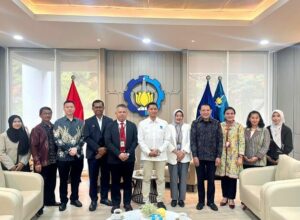 ITS Rector Prof Dr (HC) Ir Bambang Pramujati ST MSc Eng PhD (center) along with his staff and invited guests during a courtesy visit and discussion on the opening of the ITS Vocational Investment Gallery in the Rector's office.