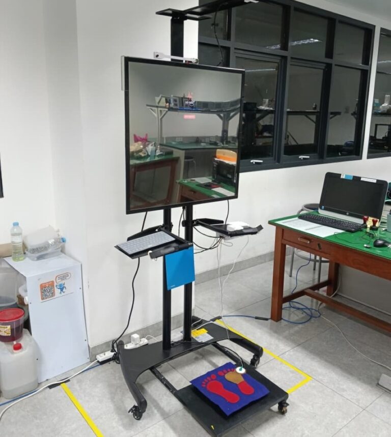 Sensor Cermin Tampilan cermin cerdas Hi-Me! yang terintegrasi dari lima sensor dan ...