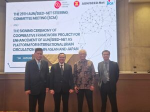 Wakil Rektor IV ITS Prof Agus Muhamad Hatta ST MSi PhD (dua dari kiri) dan Direktur Kemitraan Global ITS Dr Eng Unggul Wasiwitono ST MEngSc (kanan) bersama delegasi universitas lain pada sidang AUN/SEED-NET Steering Committee 2026