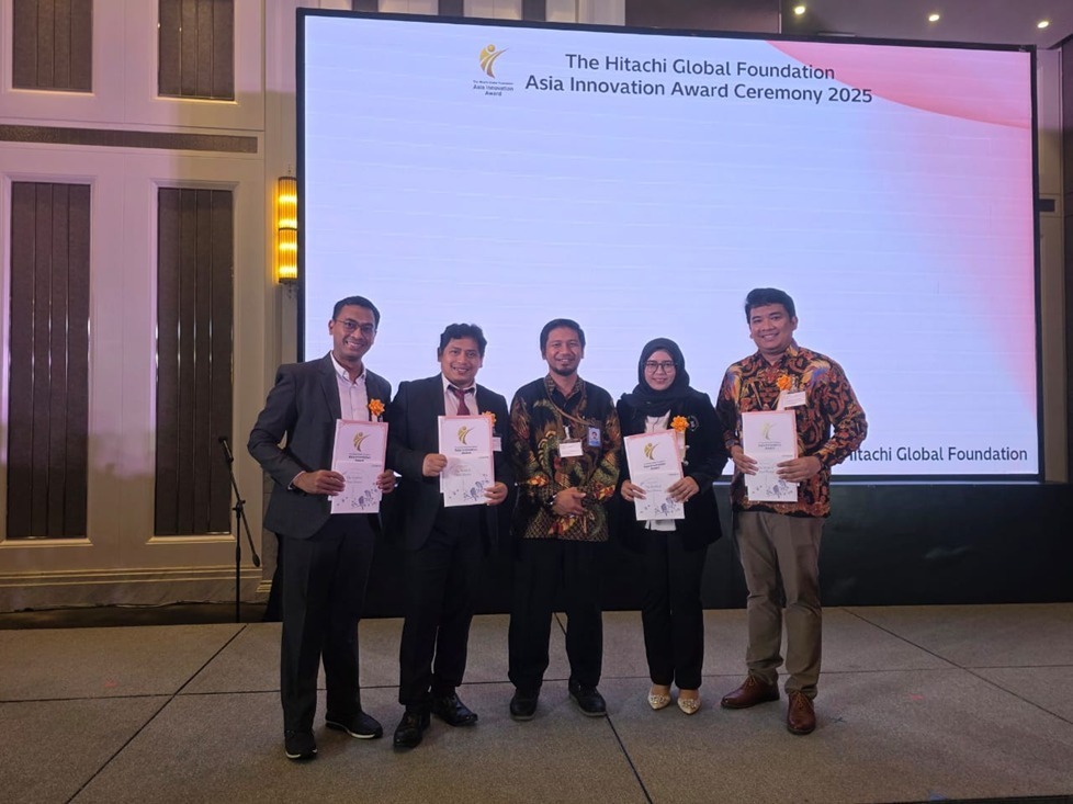 Direktur RPM ITS Fadlilatul Taufany ST PhD (empat dari kanan) bersama para penerima Hitachi Innovation Awards dan Scholarship Alumni Hitachi dari ITS saat seremoni penghargaan di Jakarta