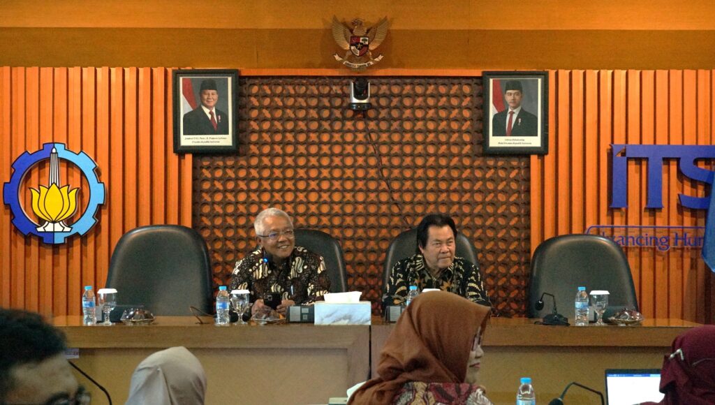 Foto Ketua MWA ITS Prof Ir Priyo Suprobo MS PhD (kiri) dan Ketua Komisi 2 MWA IPB University Prof Br Ir Dietriech G Bengen DEA (kanan) dalam kegiatan kunjungan MWA IPB University ke ITS