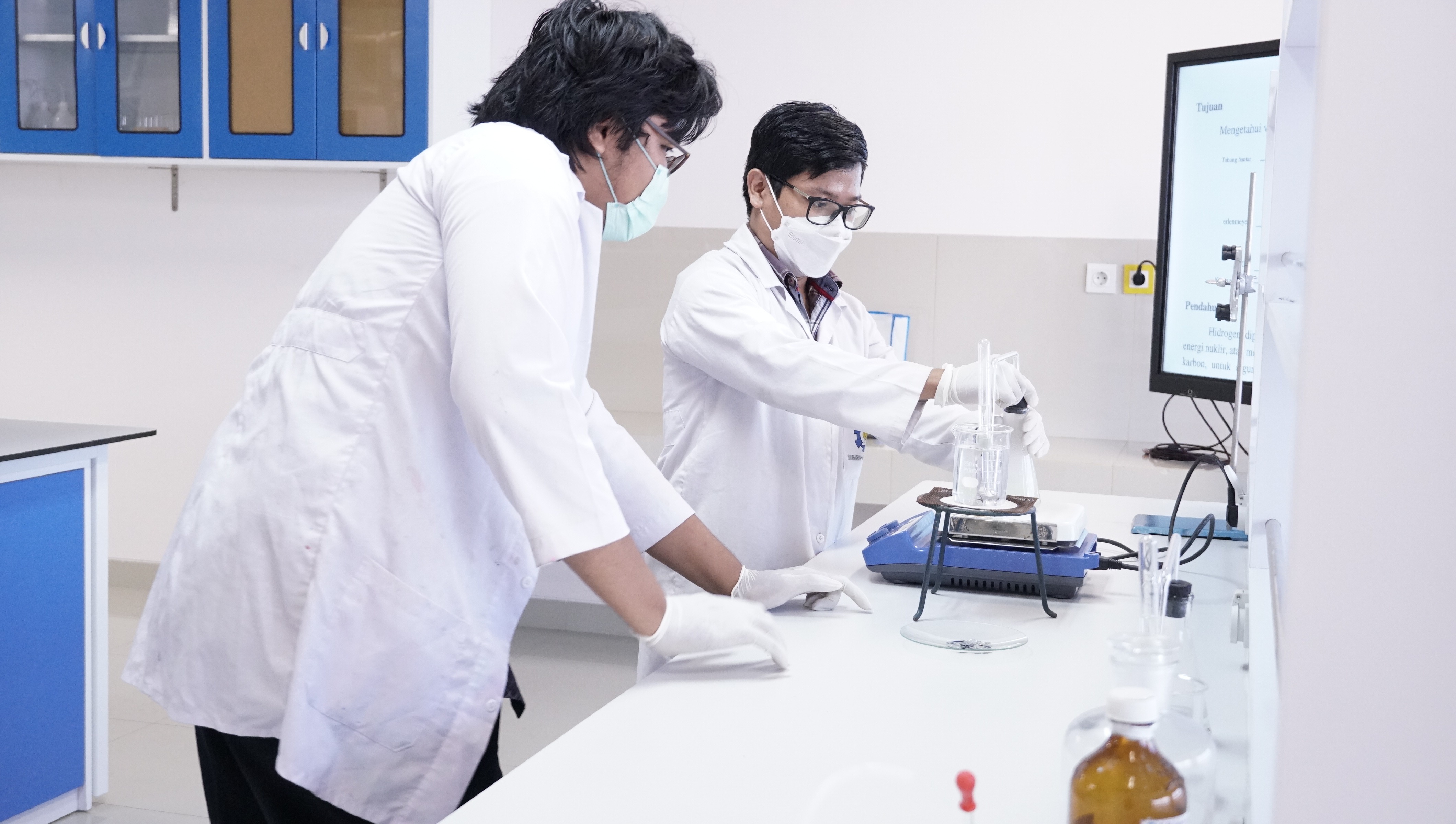 Gambar ilustrasi Peneliti ITS sedang melakukan riset di laboratorium