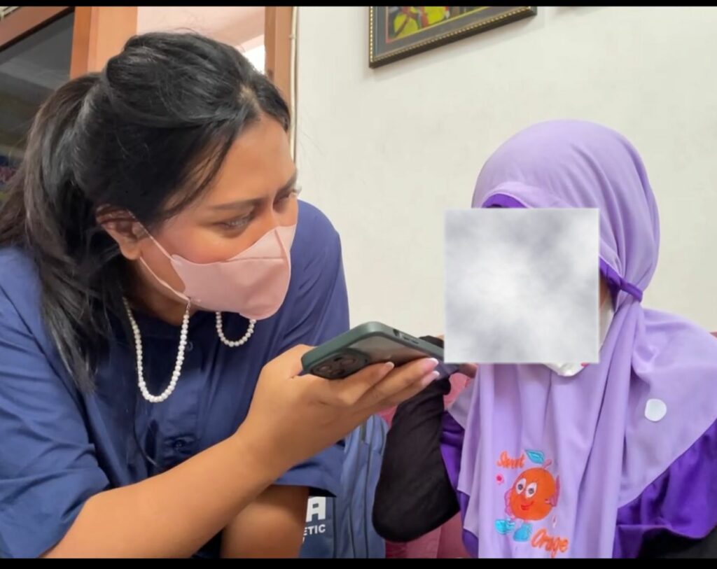 Dr Anggra Ayu Rucitra ST MMT (kiri) saat melakukan wawancara terhadap pasien kanker anak untuk penelitian dalam disertasinya