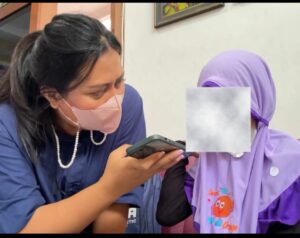 Dr Anggra Ayu Rucitra ST MMT (kiri) saat melakukan wawancara terhadap pasien kanker anak untuk penelitian dalam disertasinya