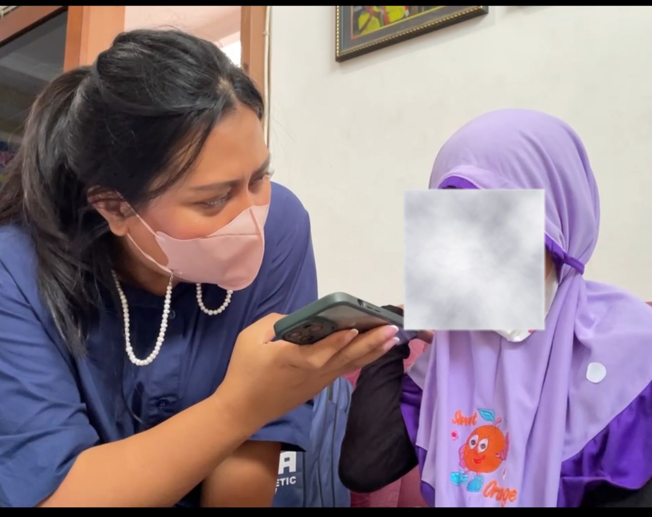 Dr Anggra Ayu Rucitra ST MMT (kiri) saat melakukan wawancara terhadap pasien kanker anak untuk penelitian dalam disertasinya