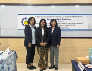Dr Anggra Ayu Rucitra ST MMT (tengah) bersama Ir Purwanita Setijanti MSc PhD (kiri) dan Dr Asri Dinapradipta MBEnv usai sidang promosi doktor di Departemen Arsitektur ITS