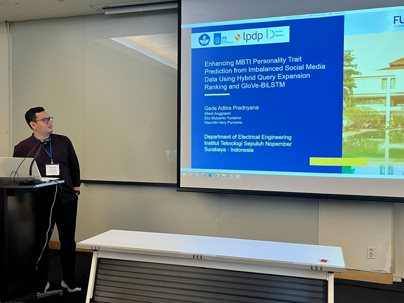 Dr Gede Aditra Pradnyana SKom MKom saat menyampaikan tahapan awal penelitian pada Konferensi Internasional FUZZ-IEEE di Korea Selatan tahun 2023