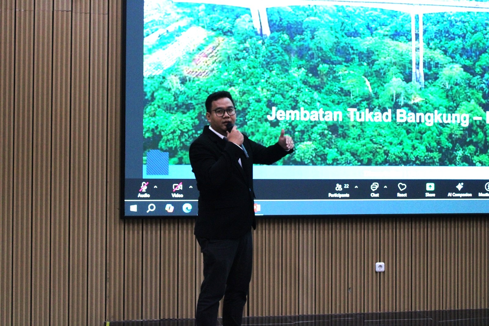 Dr Gede Aditra Pradnyana SKom MKom saat presentasi disertasinya dalam sidang promosi doktor di Departemen Teknik Elektro ITS