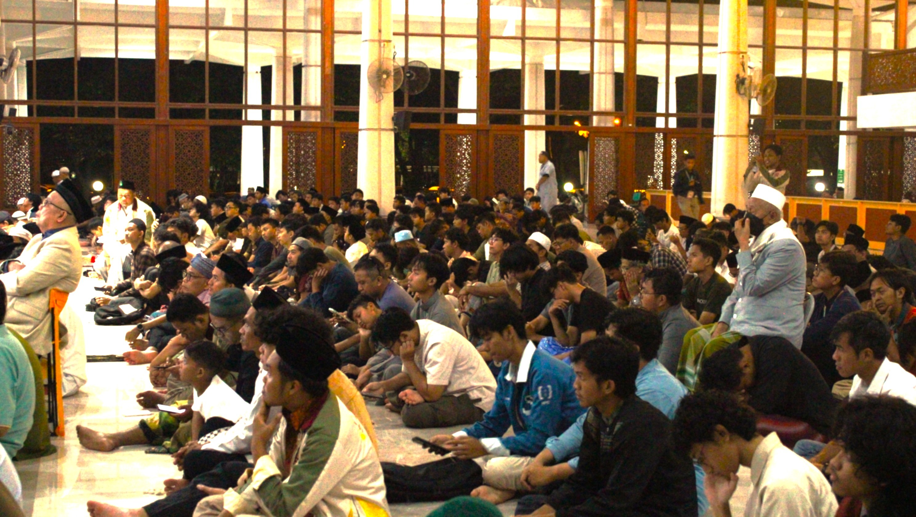 Gambar Suasana kajian sebelum solat Taraweh bersama di Masjid Manarul Ilmi