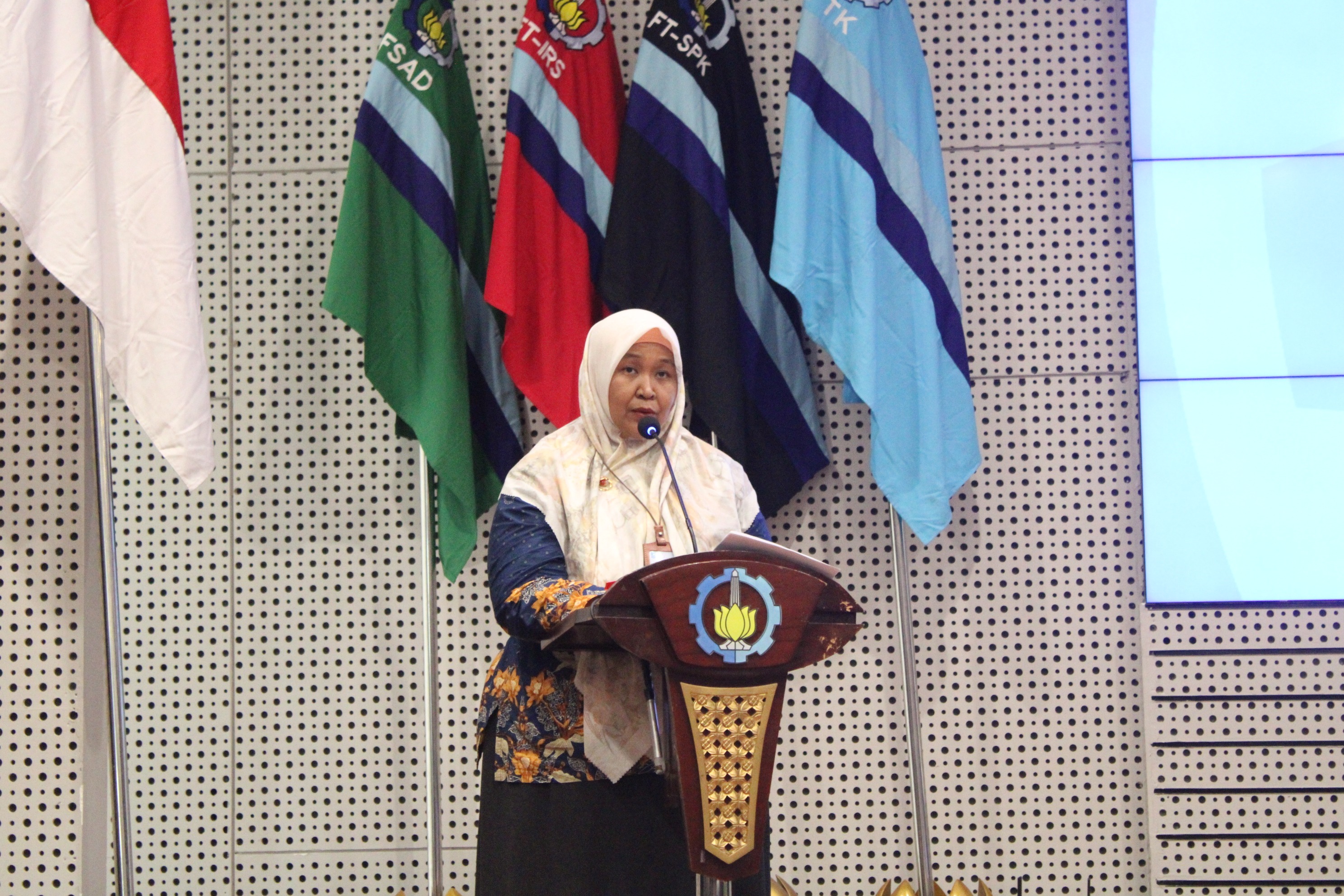 Prof Dr Eng Chastine Fatichah SKom MKom memberi laporan pengukuhan mahasiswa baru pascasarjana