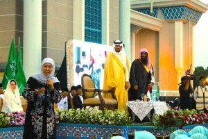 Gambar Sambutan Gubernur Jawa Timur Khofifah Indar Parawansa pada kegiatan buka bersama, sekaligus memperkenalkan Kepala Atase Agama Kedutaan Besar Arab Saudi Syekh Ahmed bin Essa Al Hazmi (jubah hitam) kepada jemaah yang hadir