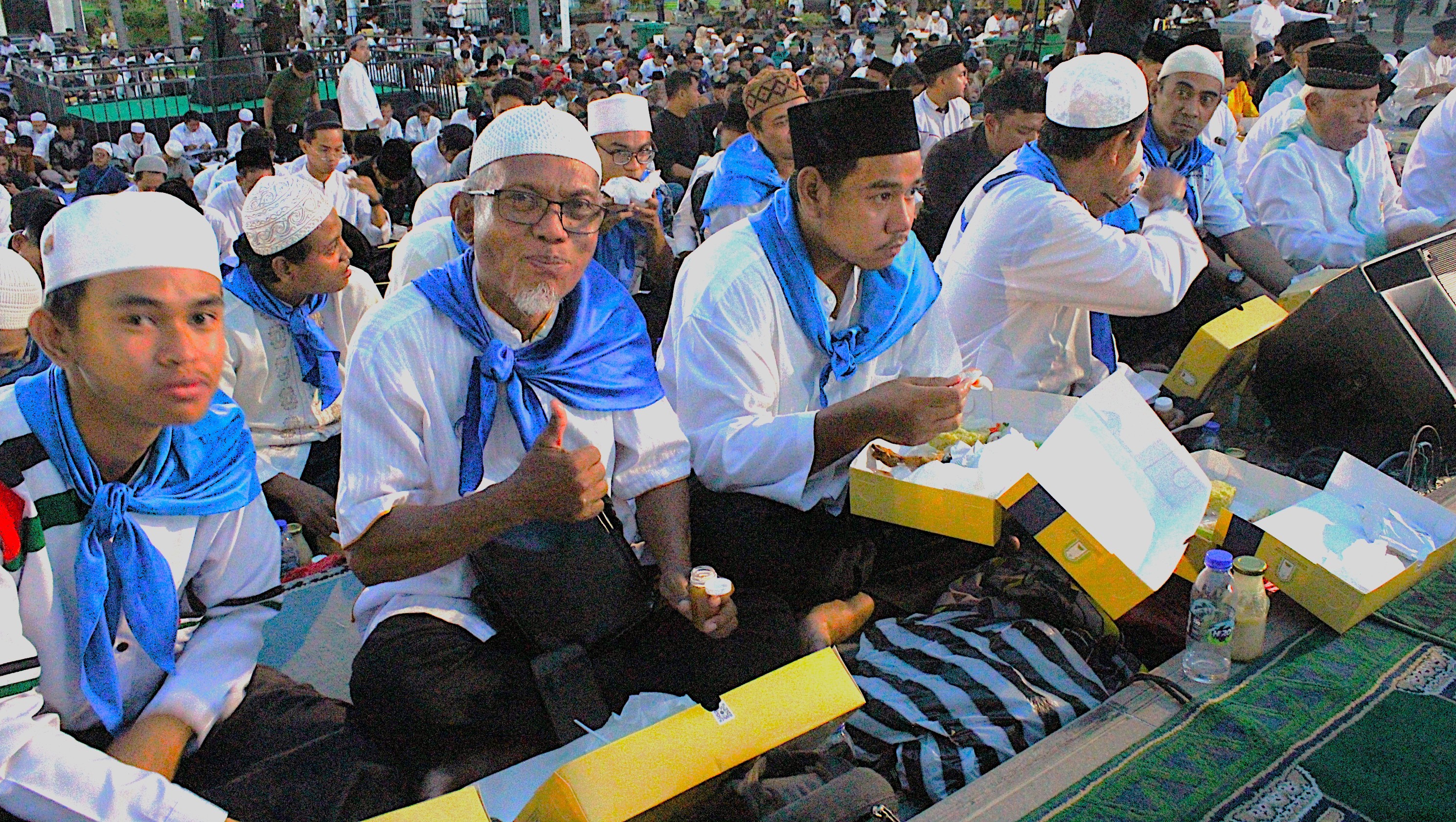 Gambar Suasana buka bersama yang juga dihadiri oleh jemaah tunarungu