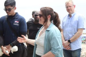 Innovation Lead Energy Innovate UK Jillian Henderson (tengah) turut memberi sambutan dalam kunjungan bersama ITS ke daerah percontohan Solar2Wave di Gili Ketapang, Probolinggo