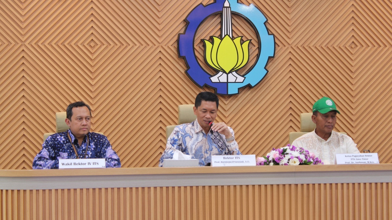 Rektor ITS Prof Dr (HC) Ir Bambang Pramujati ST MSc Eng PhD (tengah), Ketua Paguyuban Rektor PTN Jawa Timur Prof Dr Nurhasan M Kes (kanan) memberikan sambutan di acara sosialisasi panduan riset JATIM MELAJU 2026