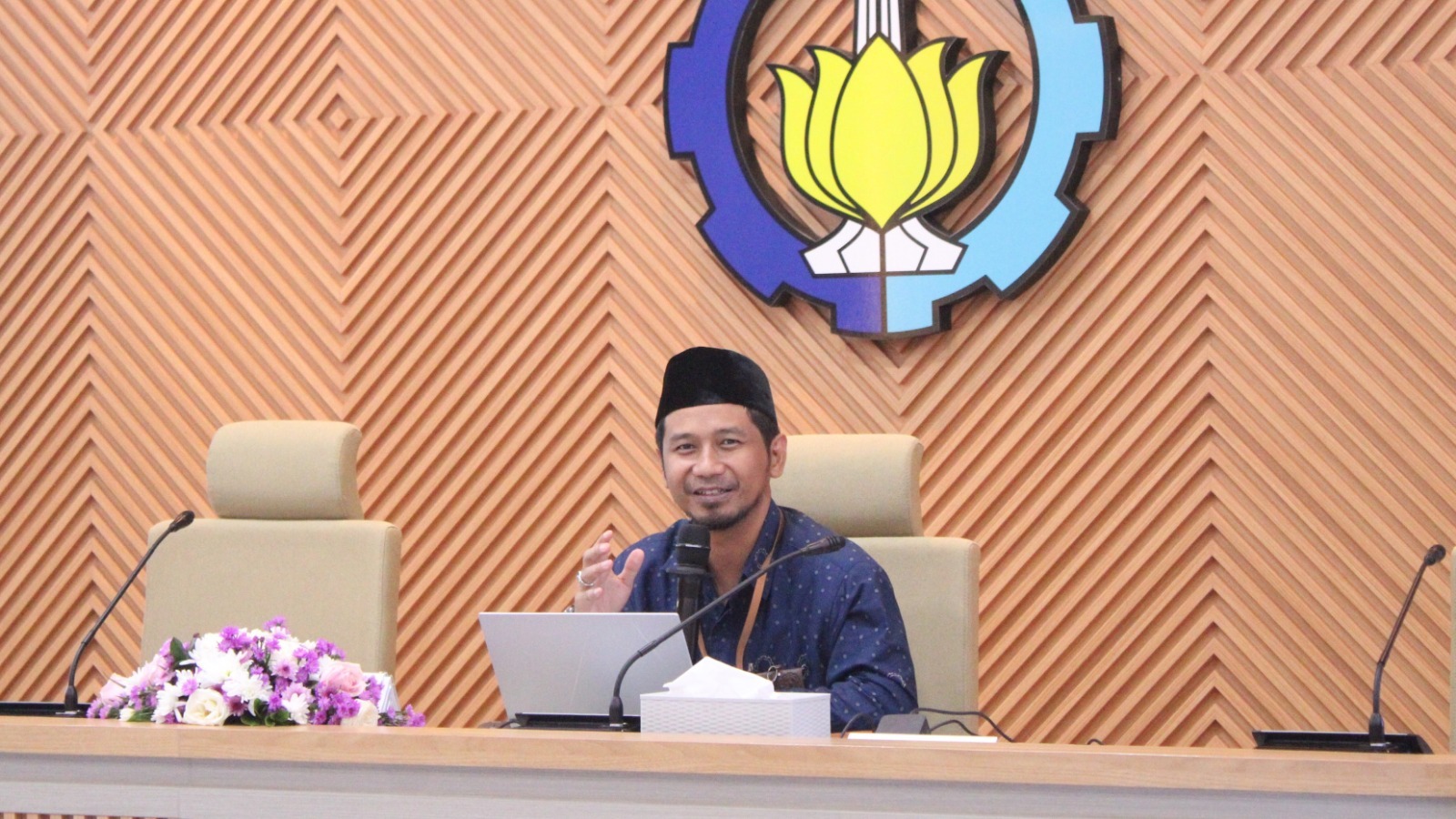 Direktur Riset dan Pengabdian kepada Masyarakat (DRPM) ITS Fadlilatul Taufany ST PhD memaparkan panduan kolaborasi riset JATIM MELAJU 2026 di Rektorat ITS