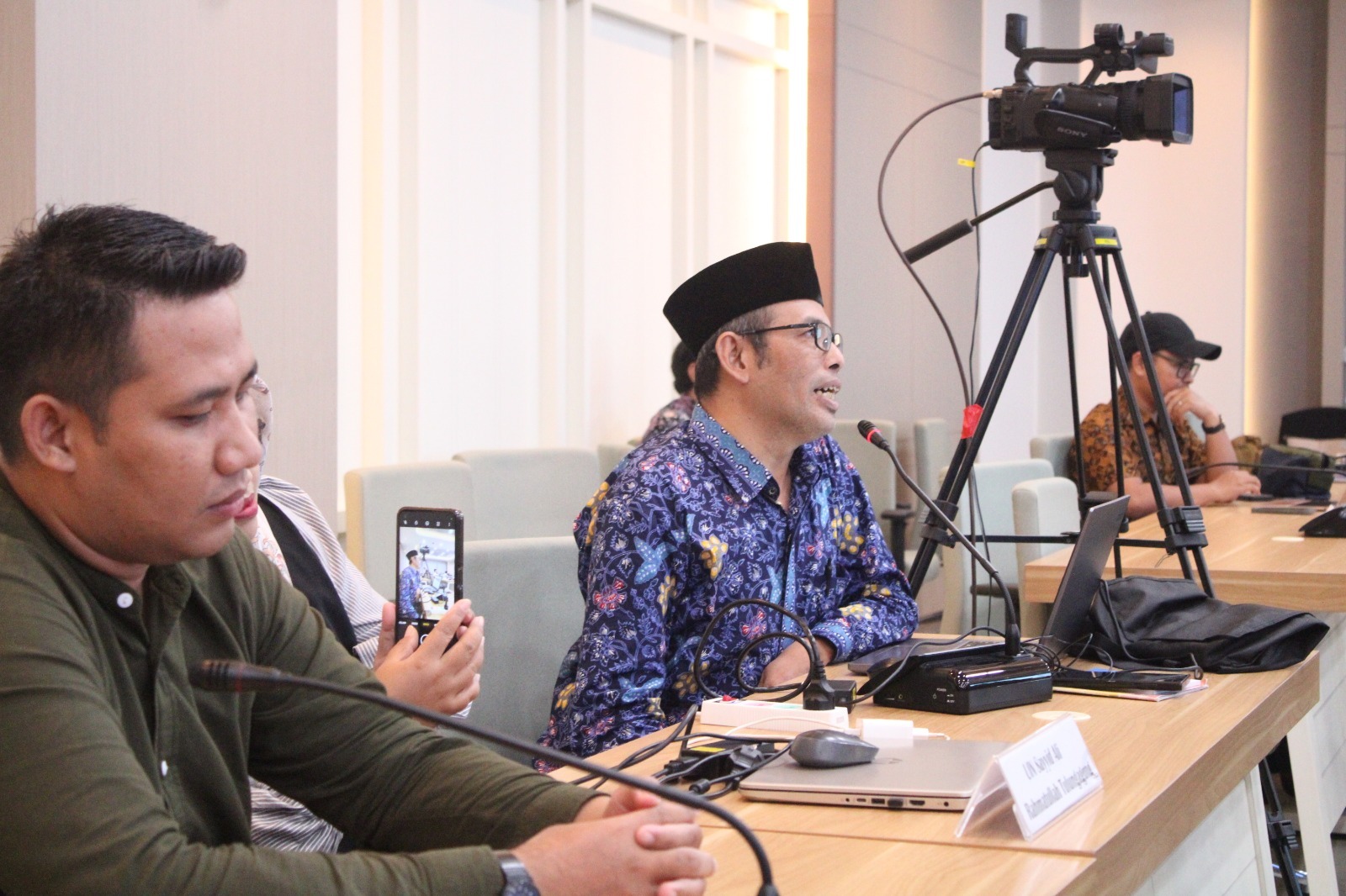 Salah satu perwakilan PTN mengajukan pertanyaan pada sesi tanya jawab Sosialisasi Panduan Riset Kolaborasi JATIM MELAJU yang digelar di Rektorat ITS