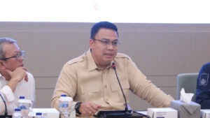Kepala Bakom RI Angga Raka Prabowo sedang menjawab pertanyaan dari beberapa peserta FGD yang digelar di Gedung Rektorat ITS