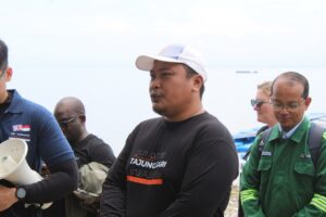 Kepala Desa Gili Ketapang Monir (bertopi) saat menyambut kunjungan tim dari ITS dan Innovate UK ke daerah percontohan Solar2Wave di Gili Ketapang, Probolinggo