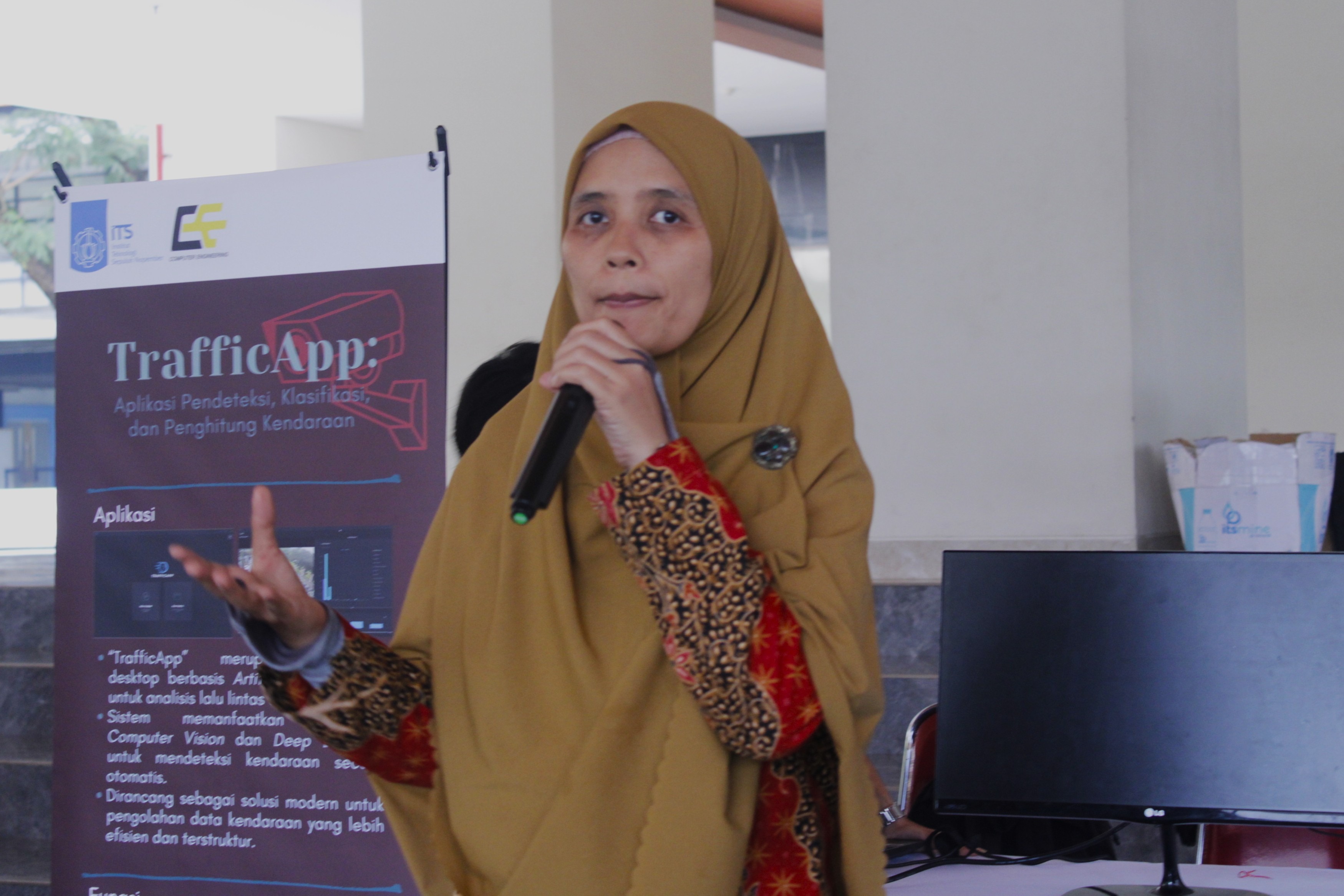 Gambar sambutan Sekretaris Departemen Teknik Komputer ITS Dr Diah Puspito Wulandari ST MSc pada Computer Engineering Expo