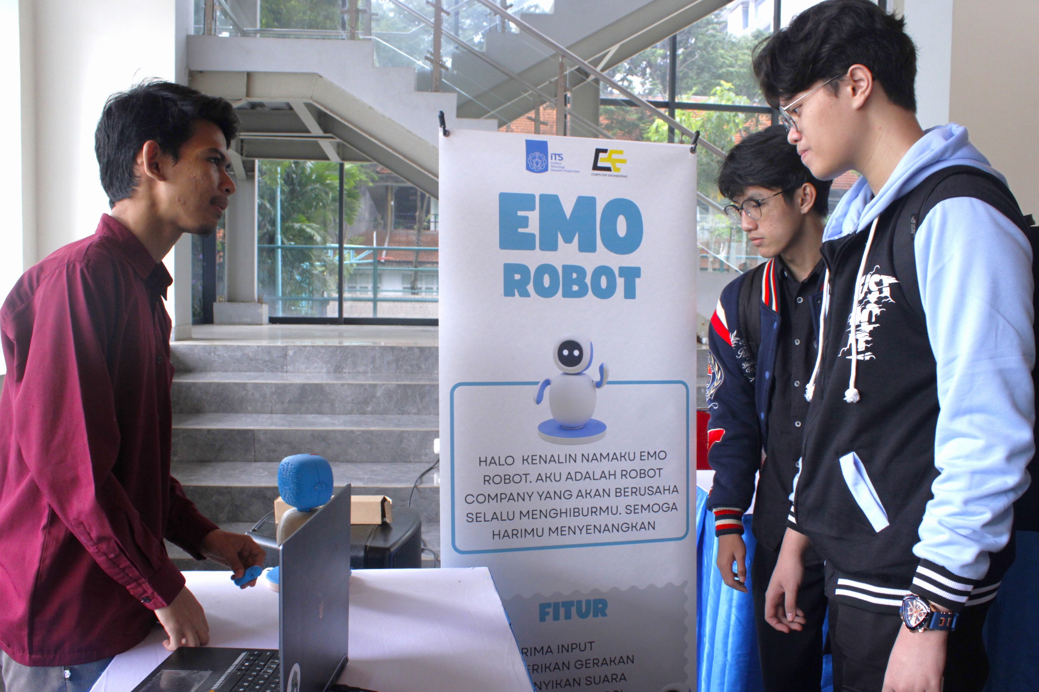 Gambar pengembang Emo Robot Muhammad Habib Abdullah (kiri) saat memaparkan mengenai robot ciptaannya