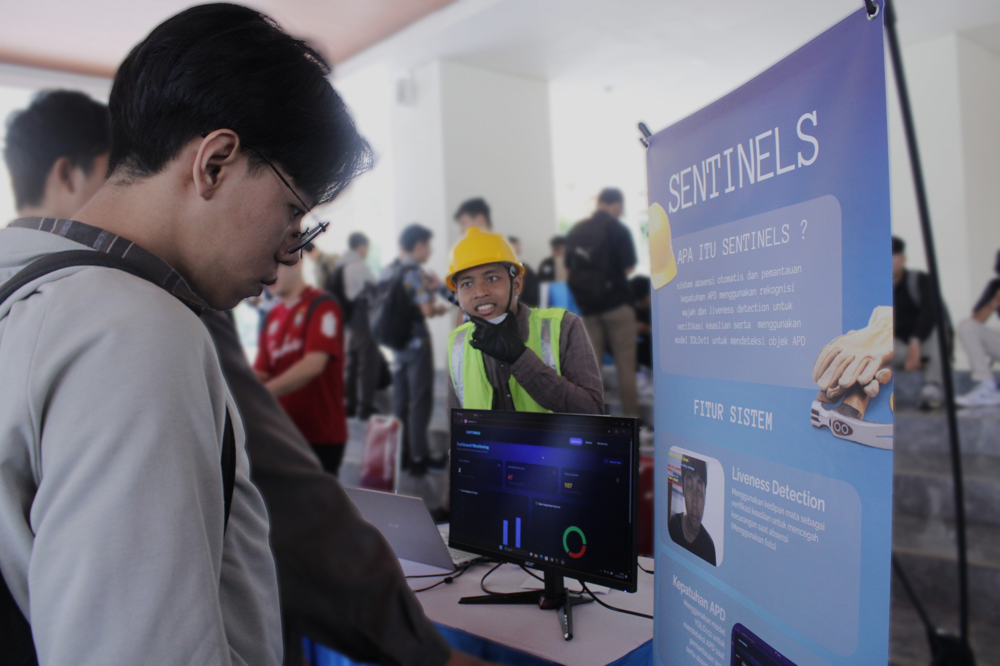 Gambar beberapa mahasiswa ketika mengunjungi salah satu booth pameran inovasi pada hall lantai 1 Tower 2 ITS