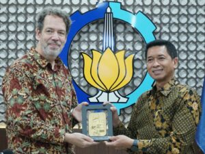 Penyerahan cinderamata oleh Rektor ITS Prof Dr (HC) Ir Bambang Pramujati ST MScEng PhD (kanan) kepada Duta Besar Swedia untuk Indonesia HE Daniel Blockert