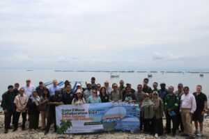 Perwakilan ITS dan Innovate UK bersama para mitra dalam kunjungan ke daerah percontohan Solar2Wave di Gili Ketapang, Probolinggo