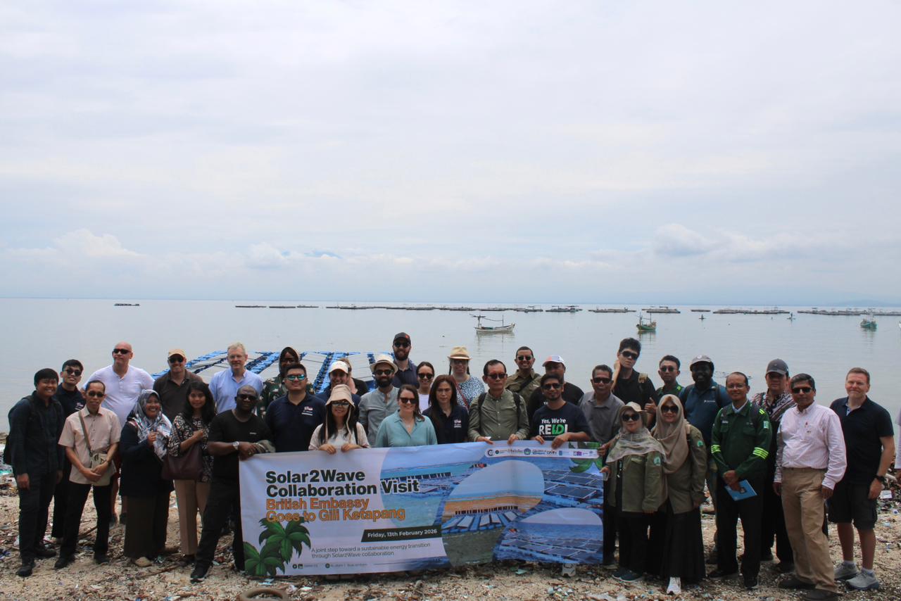 Perwakilan ITS dan Innovate UK bersama para mitra dalam kunjungan ke daerah percontohan Solar2Wave di Gili Ketapang, Probolinggo