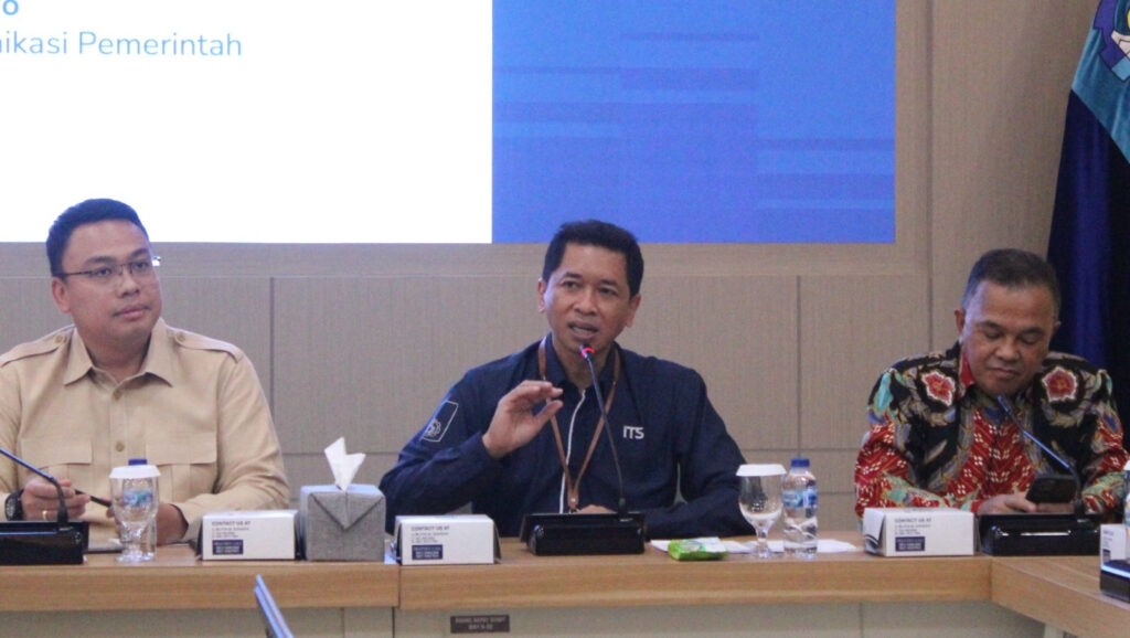 ITS Rector Prof Dr (HC) Ir Bambang Pramujati ST MSc Eng PhD (center) while giving a speech in front of discussion participants with Bakom RI from various community circles