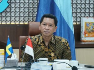 Rektor ITS Prof Dr (HC) Ir Bambang Pramujati ST MScEng PhD menyimak diskusi pada kunjungan delegasi Kedubes Swedia di Gedung Rektorat ITS