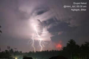 Letusan Gunung Kelud pada 00:30 difoto dari Nglegk Blitar (sumber: @hilmi_dzi)