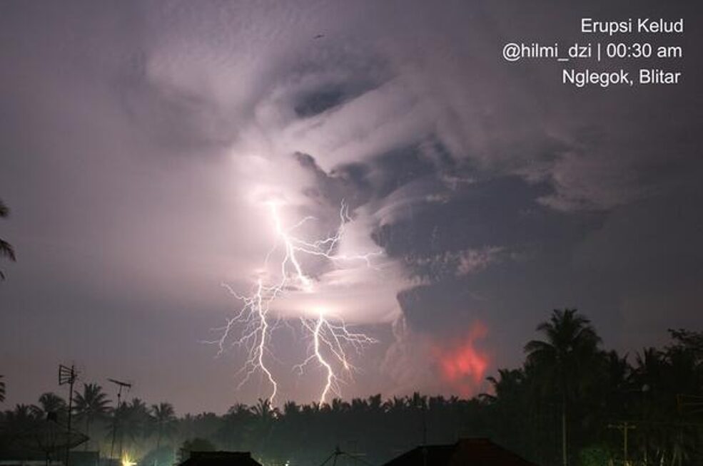 Letusan Gunung Kelud pada 00:30 difoto dari Nglegk Blitar (sumber: @hilmi_dzi)