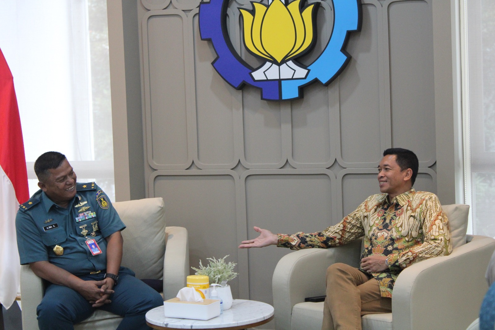 Rektor ITS Prof Dr (HC) Ir Bambang Pramujati ST MScEng PhD (kanan) dan Sekretaris Lembaga AAL Laksma TNI Dr Asep Iwa Soemantri SE MM MTrOpsla saat memimpin diskusi rencana kerja sama pembukaan Pusat Studi Perang Drone di Ruang Kerja Rektor ITS