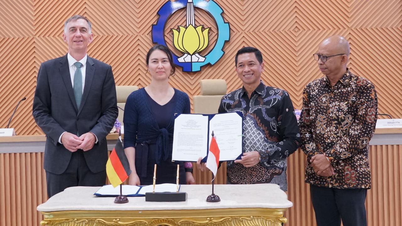 Rektor ITS Prof Dr (HC) Ir Bambang Pramujati ST MScEng PhD (dua dari kanan) bersama Perwakilan dari Hochschule Wismar Prof Dr Marianne Schmolke (dua dari kiri) menunjukkan naskah MoA yang telah ditandatangani kedua pihak